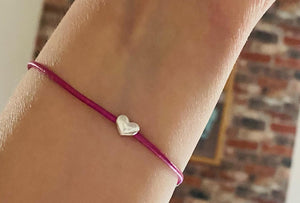 Leather surf bracelet with heart in fuchsia
