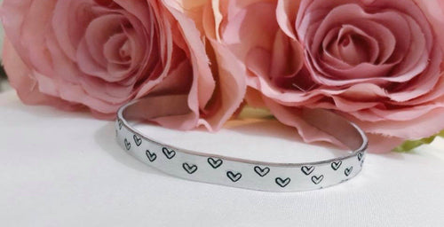 Personalised curve bracelet with hearts