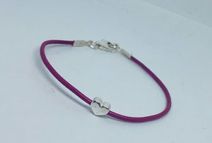 Leather surf bracelet with heart in fuchsia