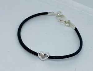 Leather surf bracelet with heart in black